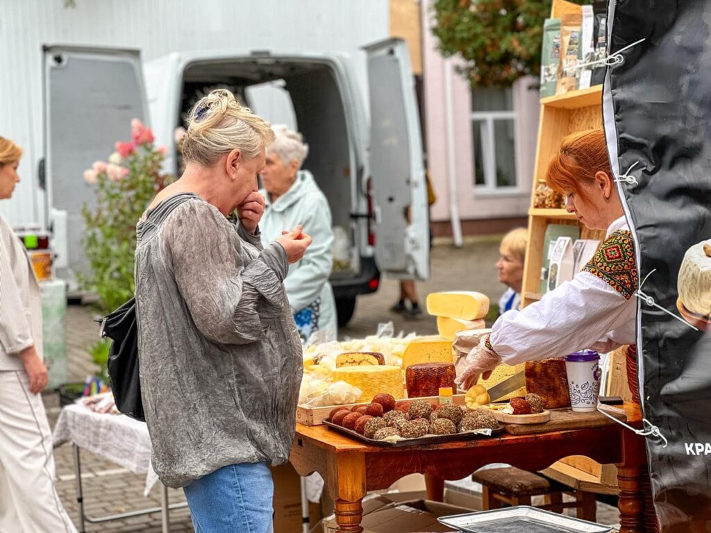 "Золота осінь-2024": відбувся перший продовольчий ярмарок, де свою продукцію презентували виробники з Прикарпаття