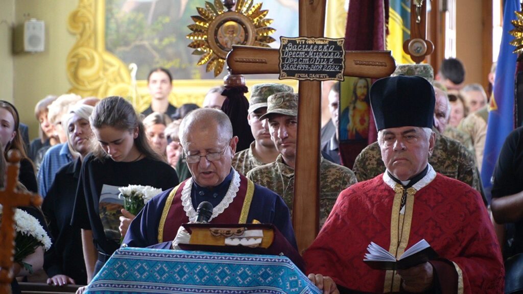 Йому назавжди буде 25: Лисецька громада провела до місця останнього спочинку воїна Ореста-Миколу Василечка