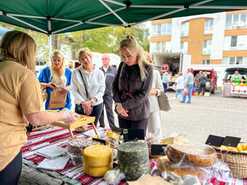 "Золота осінь-2024": відбувся перший продовольчий ярмарок, де свою продукцію презентували виробники з Прикарпаття