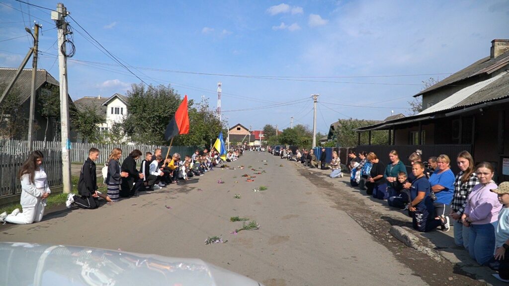 Йому назавжди буде 25: Лисецька громада провела до місця останнього спочинку воїна Ореста-Миколу Василечка