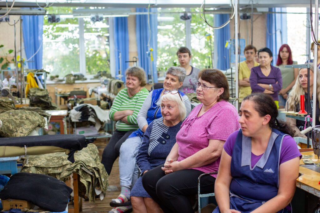 Франківці з вадами слуху шиють добротний одяг та білизну для захисників