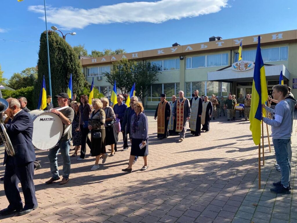 Городенківська громада провела на останній спочинок відважного воїна Лазорка Михайла