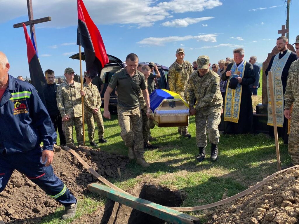 Городенківська громада провела на останній спочинок відважного воїна Лазорка Михайла