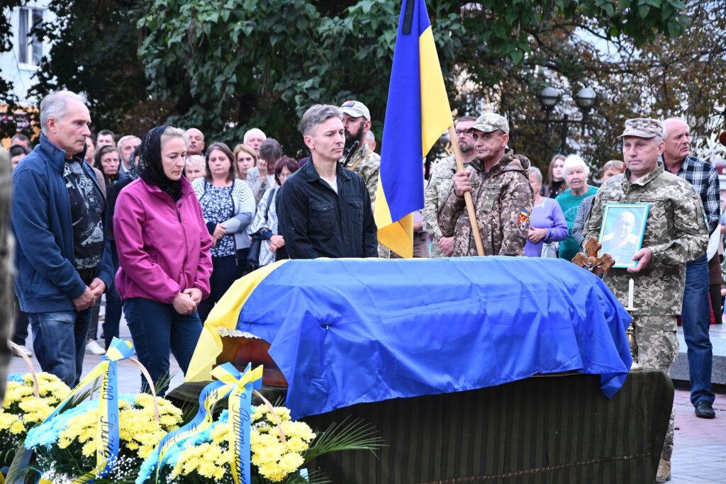 Рогатинська громада зустріла "на щиті" тіло загиблого воїна Івана Романківа