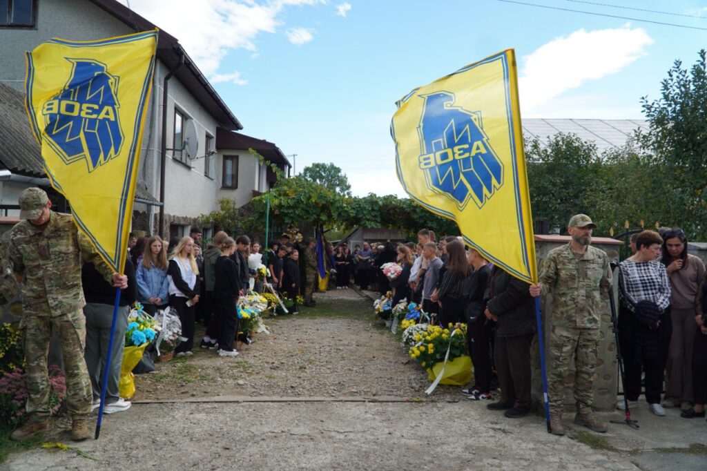 Йому назавжди буде 25: Лисецька громада провела до місця останнього спочинку воїна Ореста-Миколу Василечка