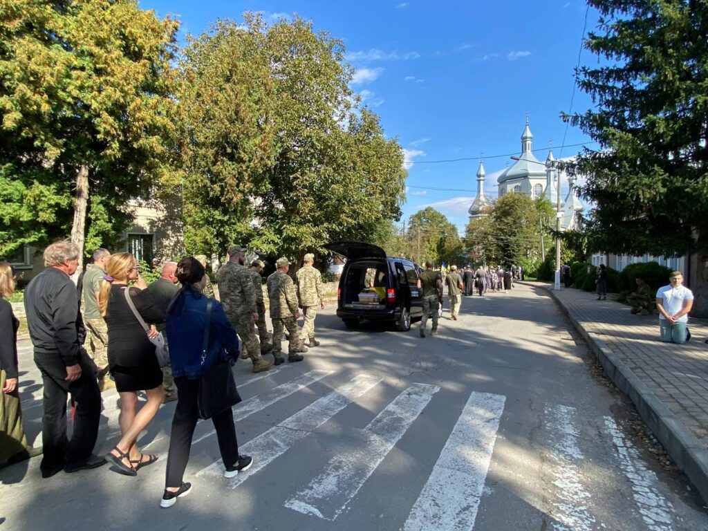 Городенківська громада провела на останній спочинок відважного воїна Лазорка Михайла