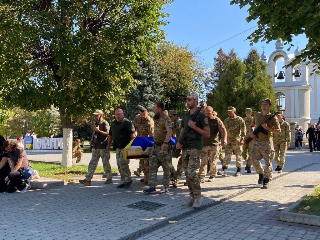 Городенківська громада провела на останній спочинок відважного воїна Лазорка Михайла