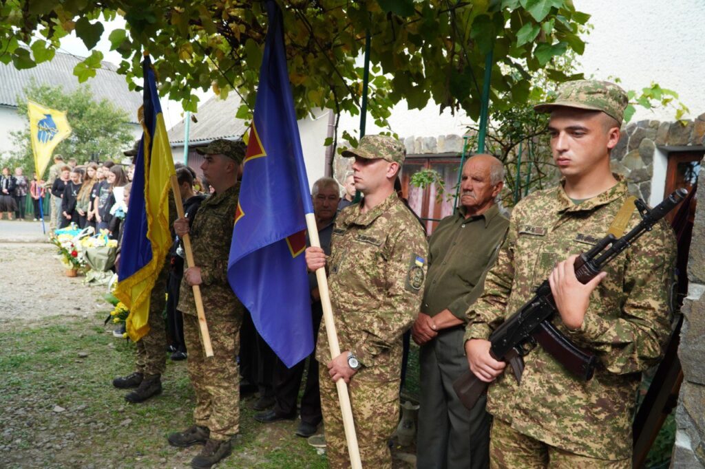 Йому назавжди буде 25: Лисецька громада провела до місця останнього спочинку воїна Ореста-Миколу Василечка