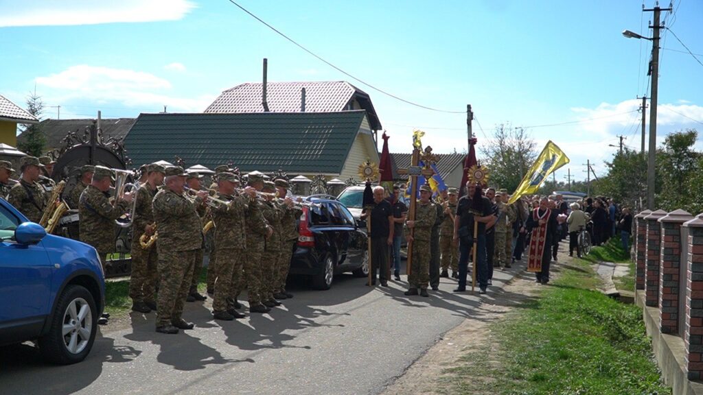 Йому назавжди буде 25: Лисецька громада провела до місця останнього спочинку воїна Ореста-Миколу Василечка