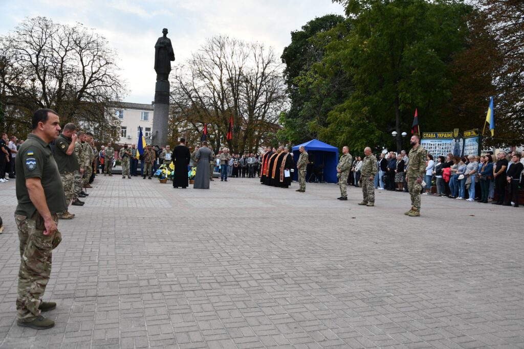 Рогатинська громада зустріла "на щиті" тіло загиблого воїна Івана Романківа