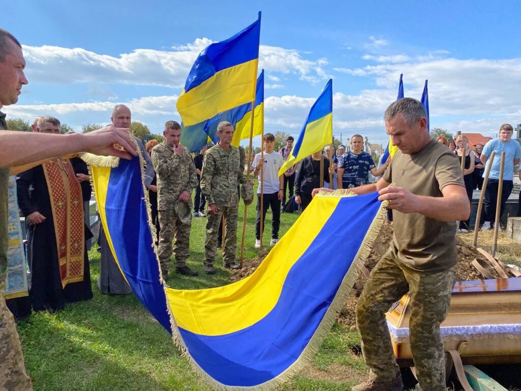 Городенківська громада провела на останній спочинок відважного воїна Лазорка Михайла