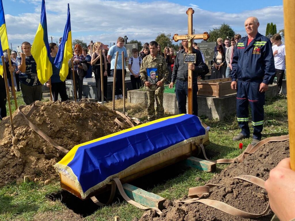 Городенківська громада провела на останній спочинок відважного воїна Лазорка Михайла