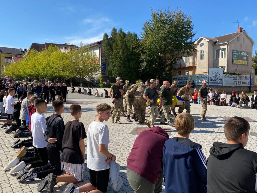 Городенківська громада провела на останній спочинок відважного воїна Лазорка Михайла