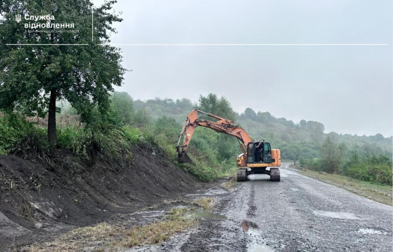 Ліквідовують аварійну ямковість: на Прикарпатті тривають ремонтні роботи на дорогах держзначення