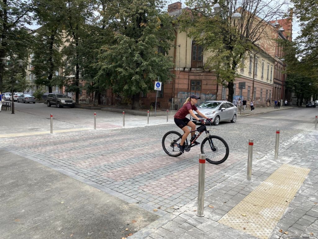 Заторів у центрі стане менше: у Франківську відновили рух автотранспорту вулицею Гординського