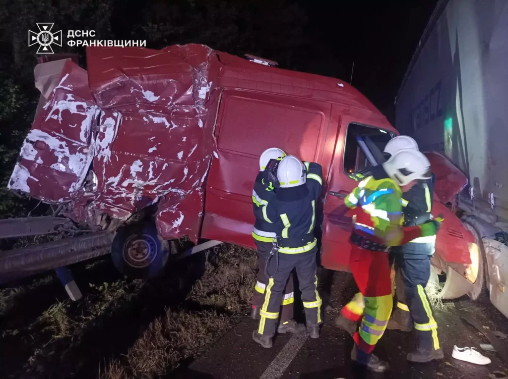 На Франківщині трапилась ДТП,надзвичайники деблокували двох осіб,ГУ ДСНС в Івано-Франківській області