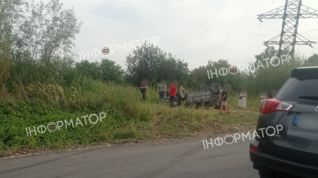 В Коломиї внаслідок ДТП автівка перекинулась в кювет. ФОТО