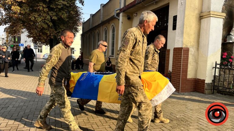 До Коломиї назавжди повернувся загиблий на війні Герой Андрій Биць