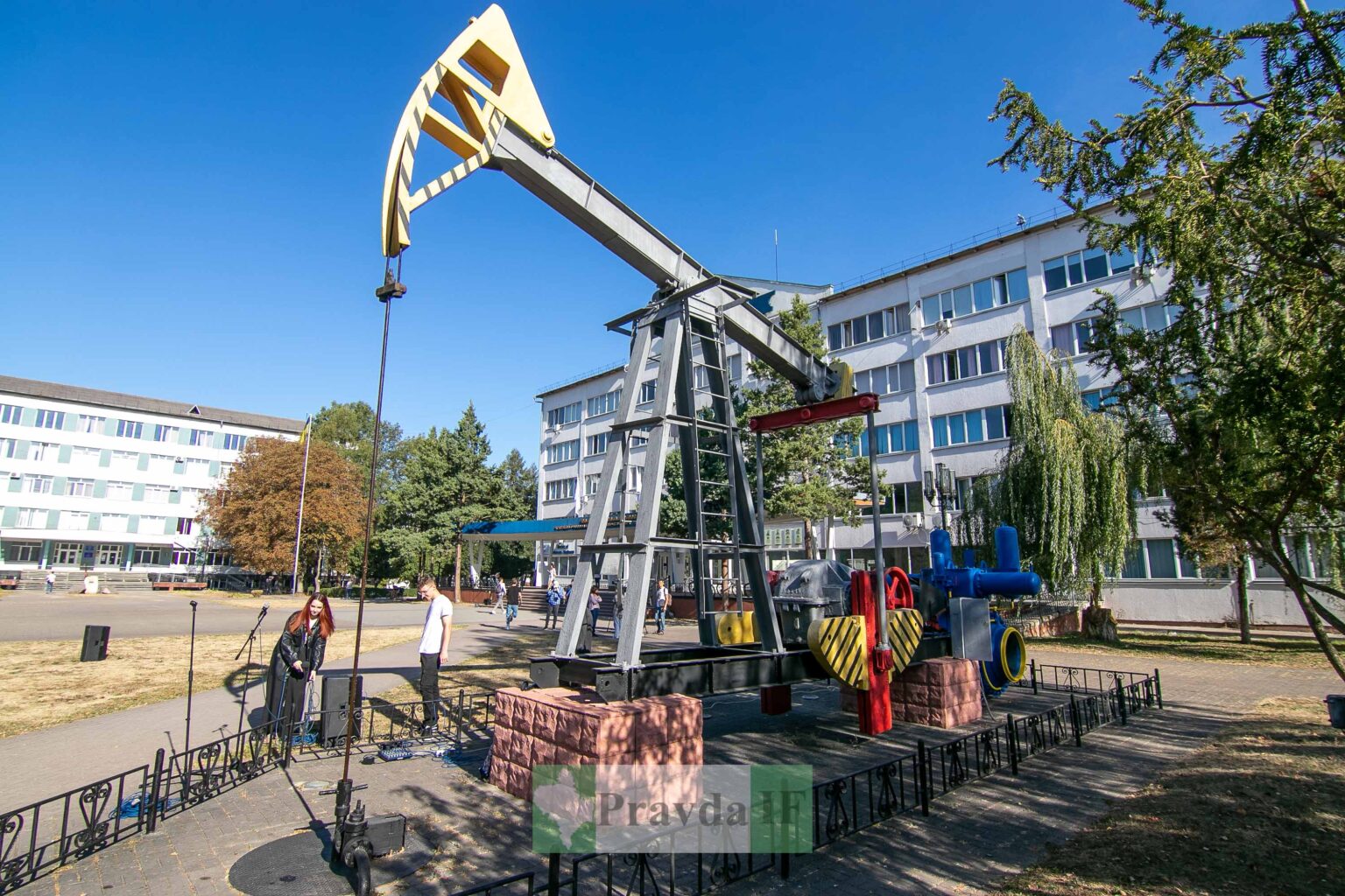 посвятили у нафтовики,першокурсників нафтогазових спеціальностей ІФНТУНГ,Посвята нафтою