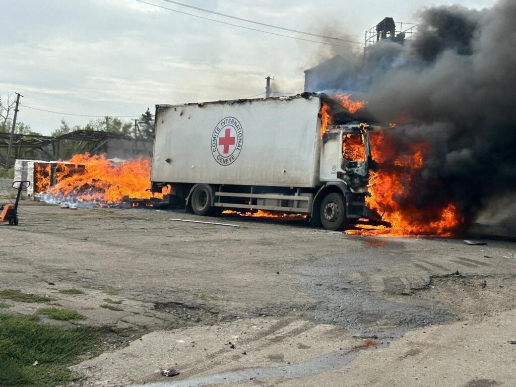 Росіяни вдарили по машинах Червоного Хреста на Донеччині: є загиблі