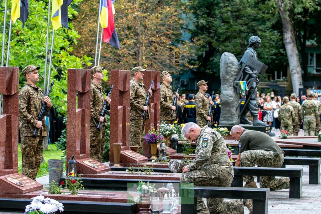 "Дзвін пам'яті" за полеглими воїнами вкотре пролунав у Івано-Франківську.ФОТОРЕПОРТАЖ