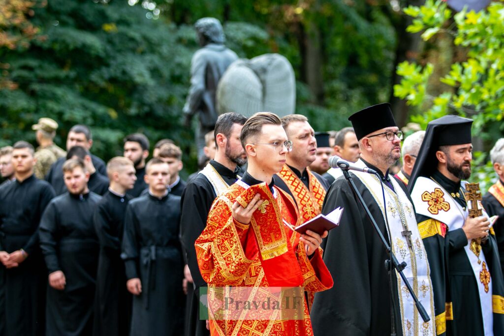 "Дзвін пам'яті" за полеглими воїнами вкотре пролунав у Івано-Франківську.ФОТОРЕПОРТАЖ