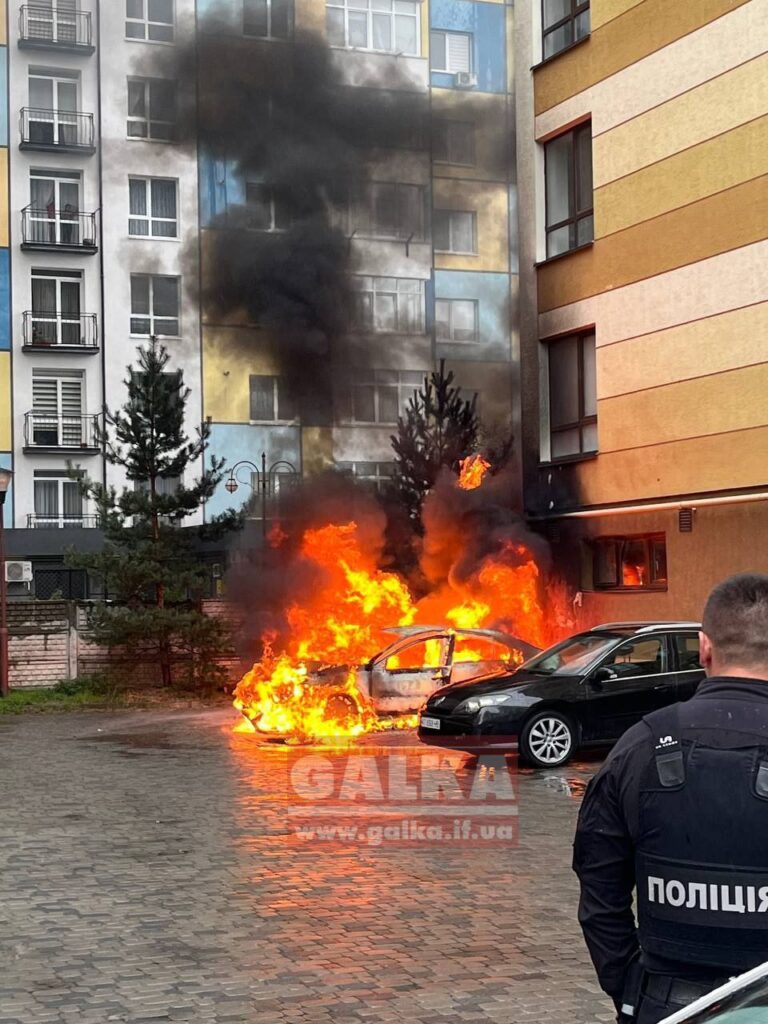 У дворі на Довженка горить автомобіль. ФОТО