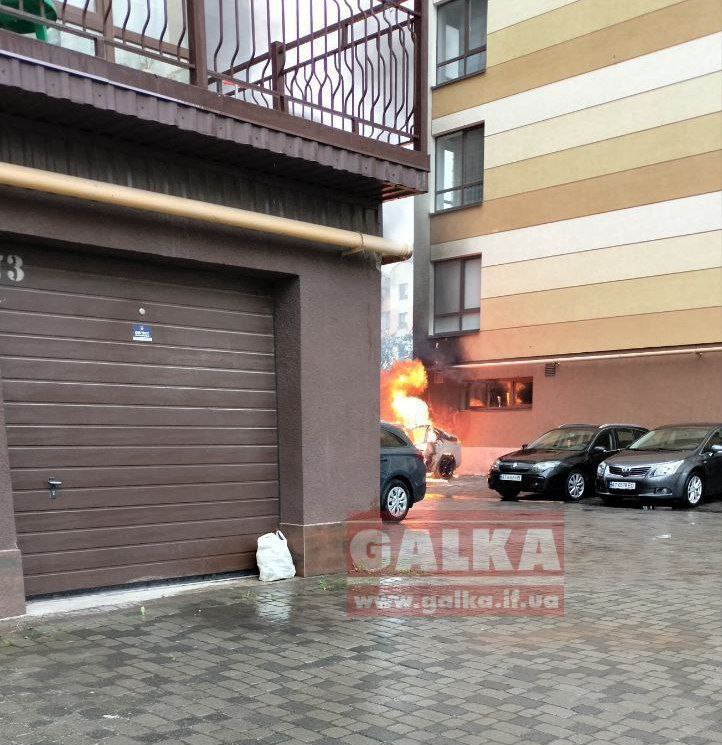 У дворі на Довженка горить автомобіль. ФОТО