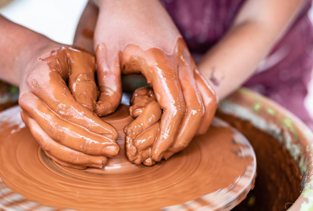 У Франківську запрошують на серію безоплатних майстер-клас з гончарства для дітей