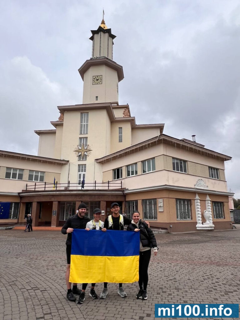 У Франківську зустріли американське подружжя, що біжить супермарафон до лінії фронту