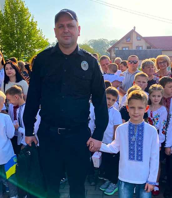 “Відведи дитину до школи”: в Микитинцях сина загиблого Героя супроводили до ліцею на службовому авто поліції