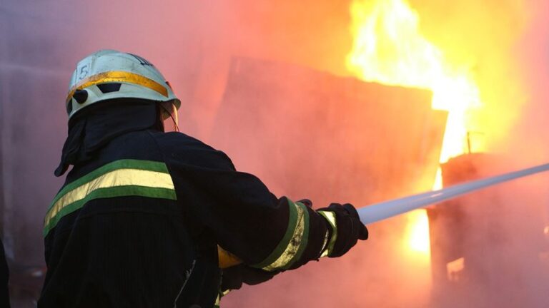 На пожежі в Микуличині загинув молодик, інший травмувався