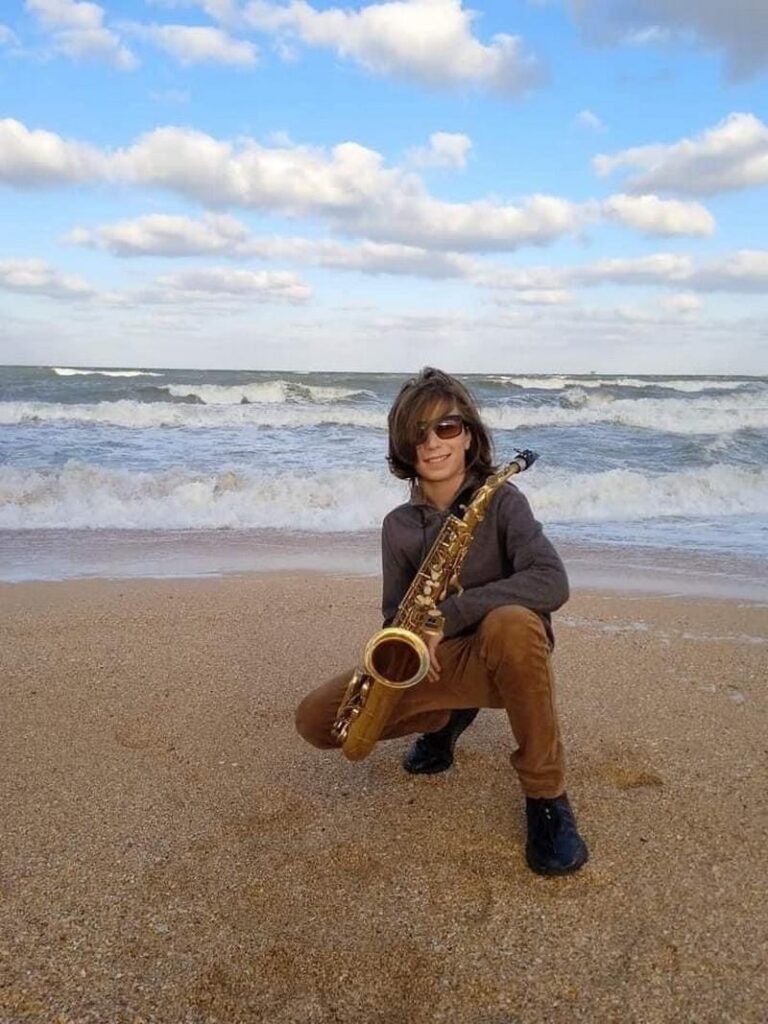 Юний музикант з Прикарпаття збирає гроші на 240 снайперських куль