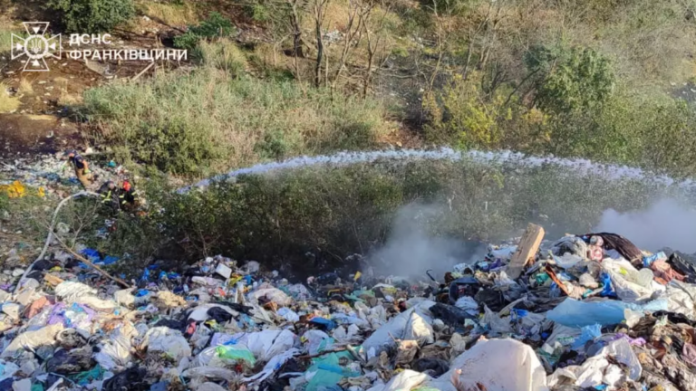 Вогнеборці ліквідували пожежу на сміттєзвалищі під Франківськом