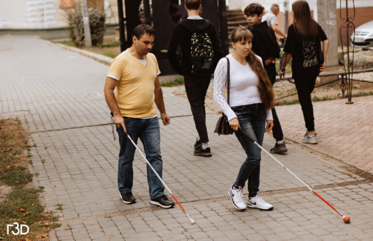 Без орієнтирів: як незряче подружжя долає виклики міського життя в Коломиї