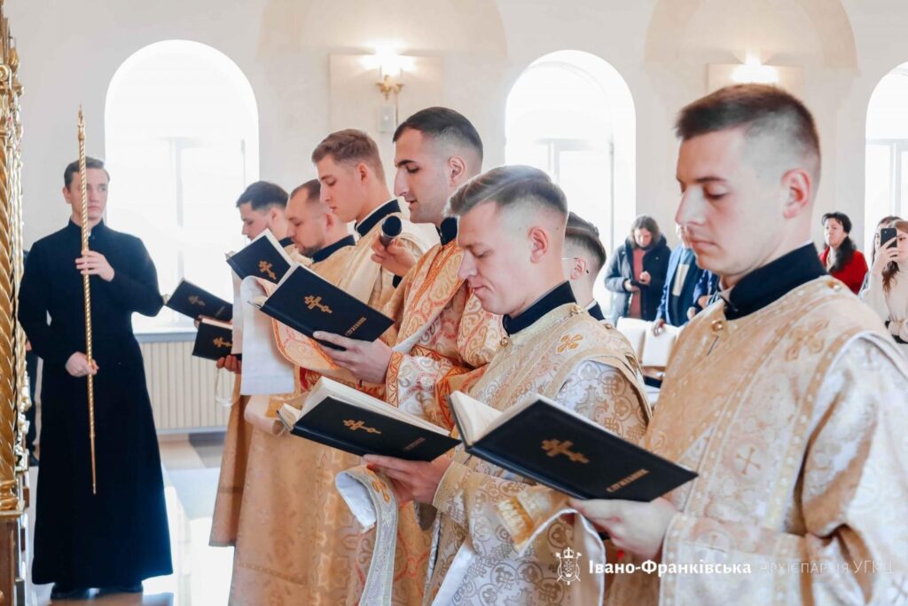 В Івано-Франківську провели дияконські свячення шістьом випускникам духовної семінарії ФОТОРЕПОРТАЖ