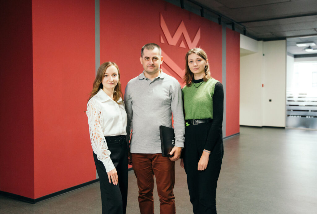 Студентки УКД створили ілюстрації для посібника «Івано-Франківськ: сторінки історії»,підручник про Івано-Франківськ,університет короля данила