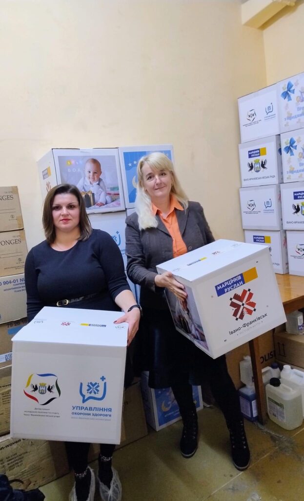 В Івано-Франківську склали “Baby-box” для пільгових категорій