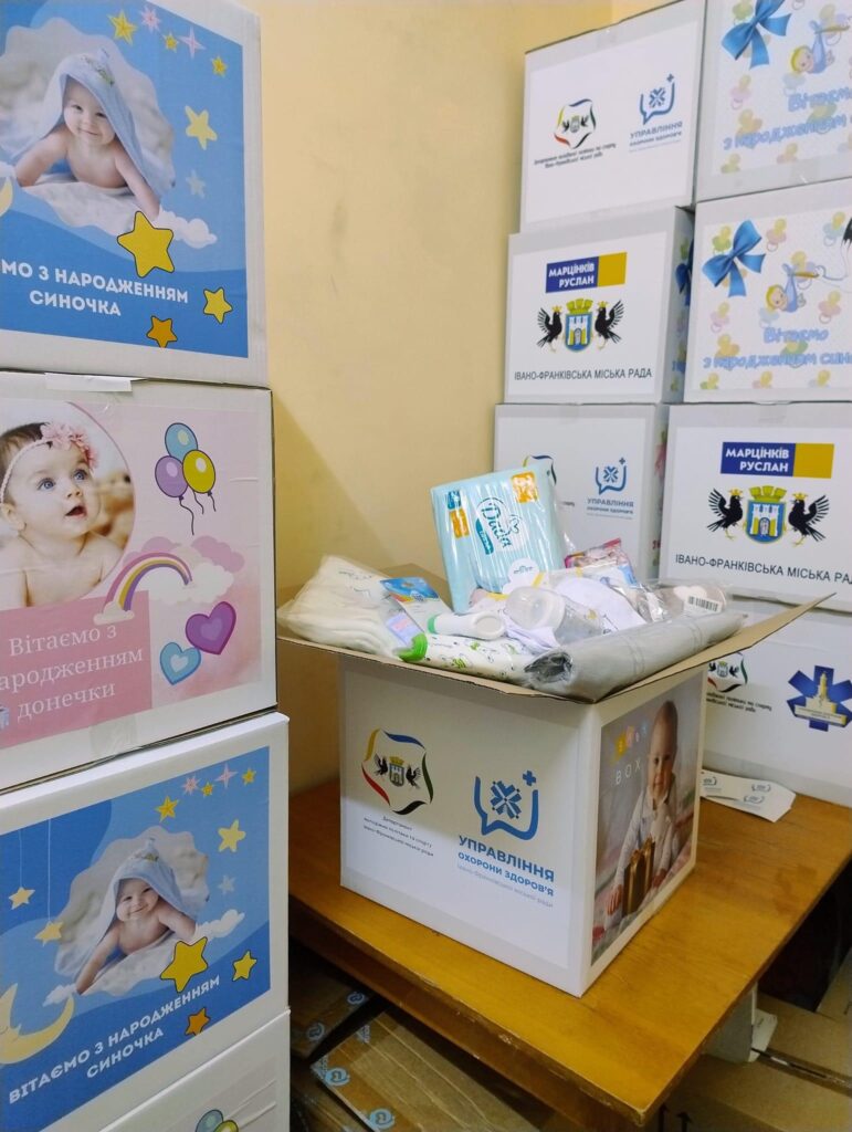 В Івано-Франківську склали “Baby-box” для пільгових категорій