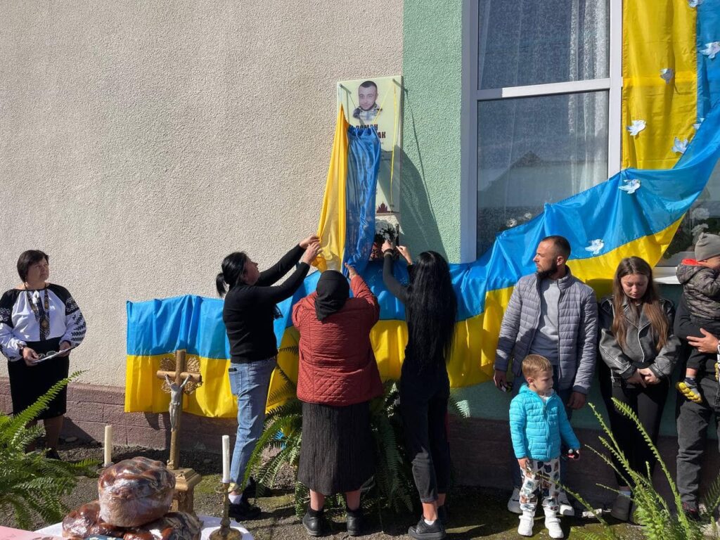 У Богородчанській громаді відкрили меморіальну дошку бійцю Роману Федорчаку