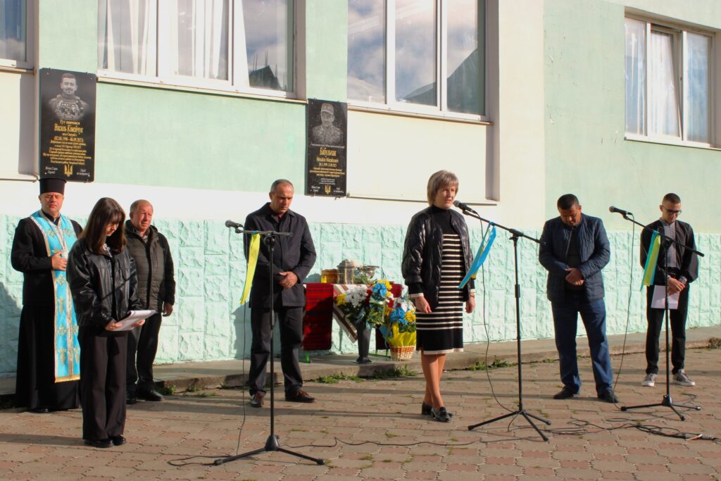 У Верховині відкрили меморіальну дошку полеглому бійцю і вчителю Михайлу Бабульчаку