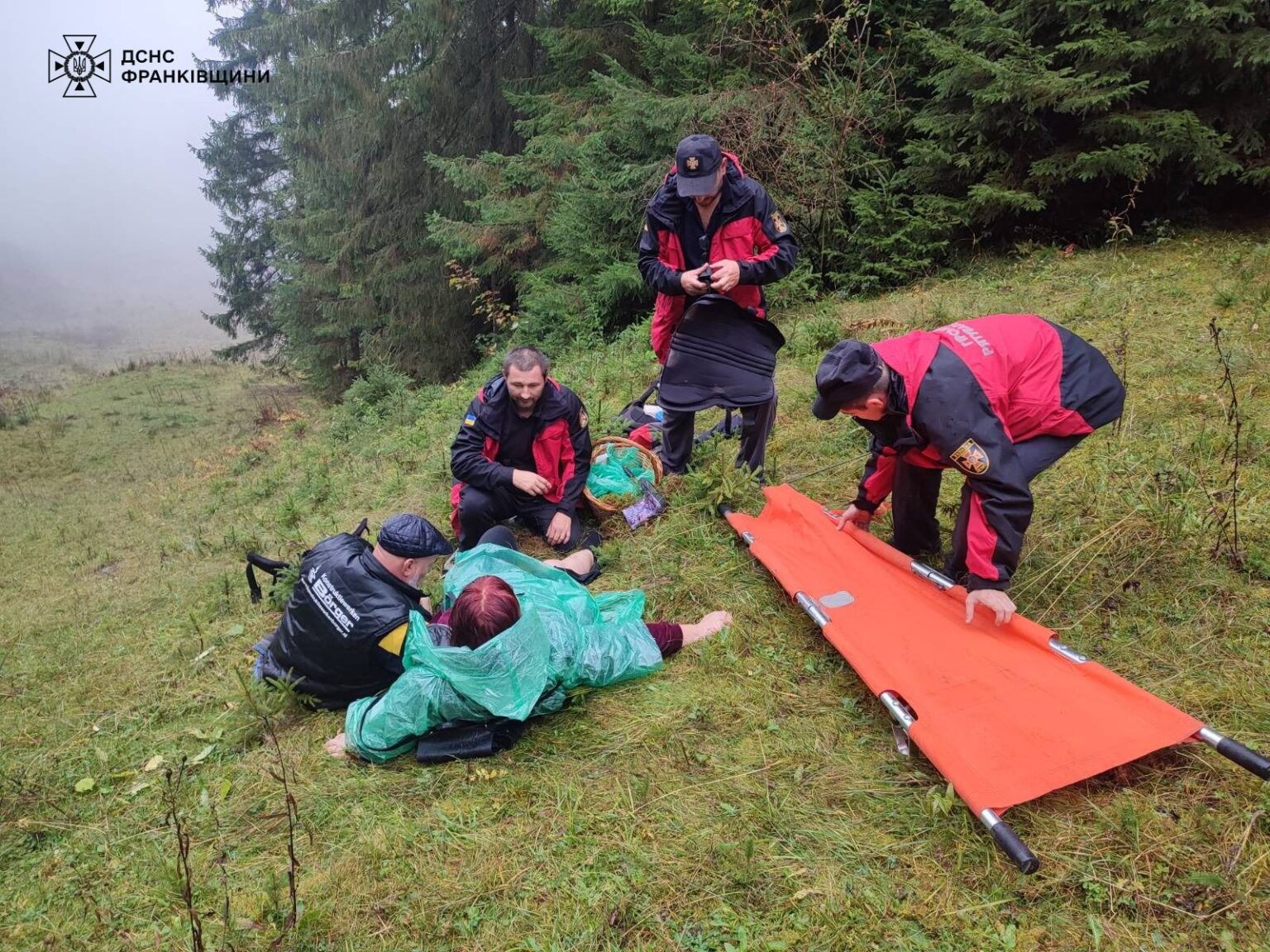 Рятувальники транспортували на ношах жінку,травмувалася в Карпатах,У Карпатах травмувалася жінка