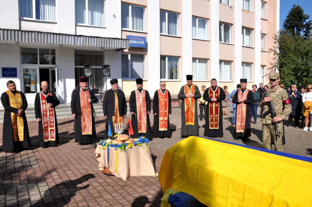 "На щиті" додому на Богородчанщину повернувся 20-річний захисник Владислав Олексин