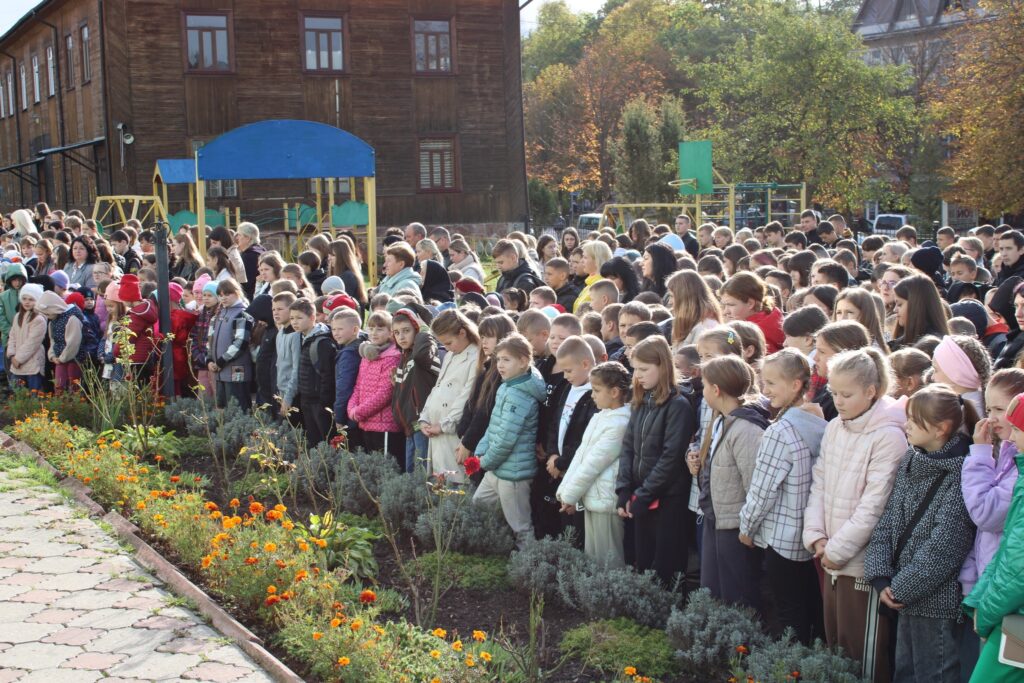 У Верховині відкрили меморіальну дошку полеглому бійцю і вчителю Михайлу Бабульчаку