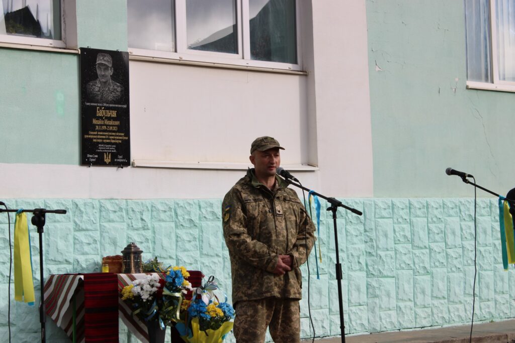 У Верховині відкрили меморіальну дошку полеглому бійцю і вчителю Михайлу Бабульчаку