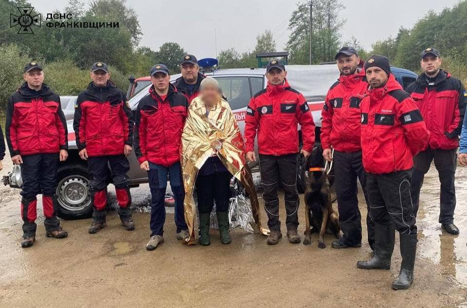 Прикарпатські рятувальники знайшли заблукалих грибників, які більше доби блукали у лісі