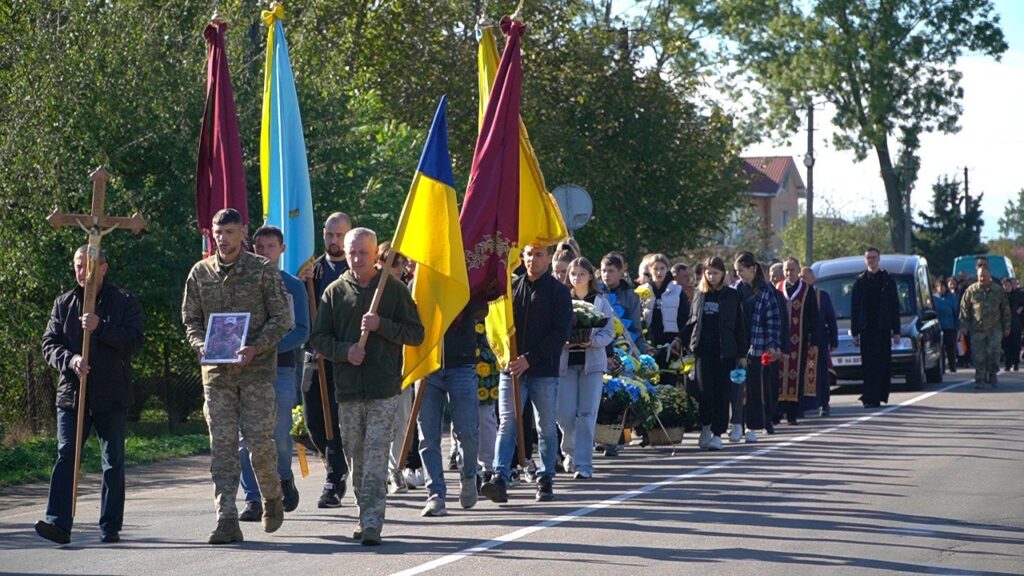 На Прикарпатті скорботна громада, рідні та побратими попрощалися із полеглим Петром Бабінчуком