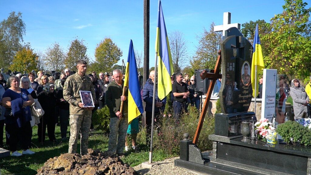 На Прикарпатті скорботна громада, рідні та побратими попрощалися із полеглим Петром Бабінчуком