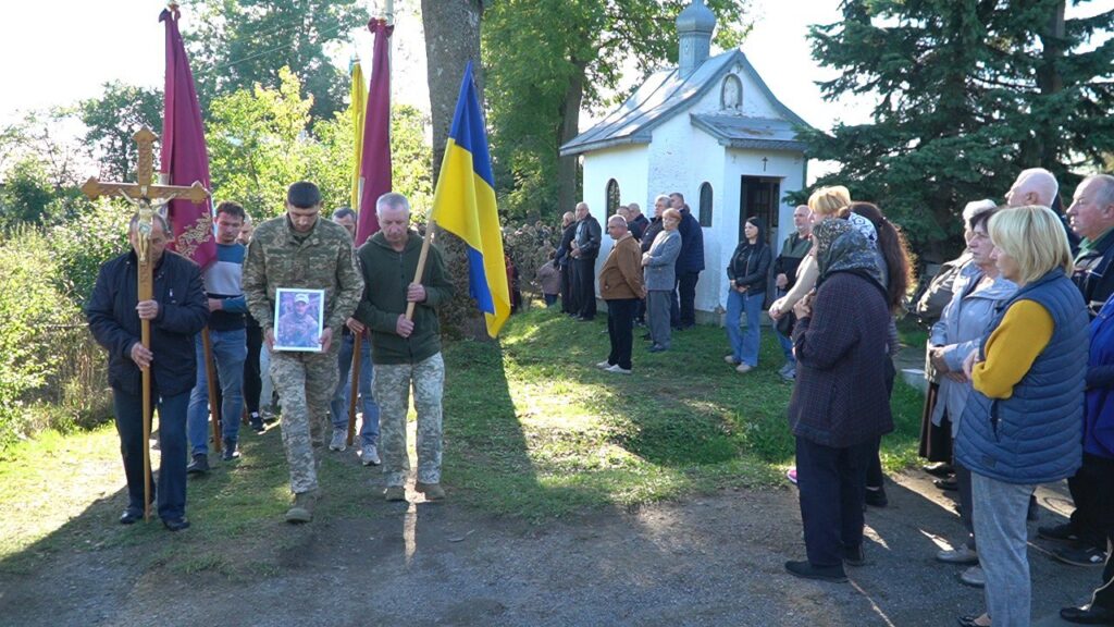 На Прикарпатті скорботна громада, рідні та побратими попрощалися із полеглим Петром Бабінчуком