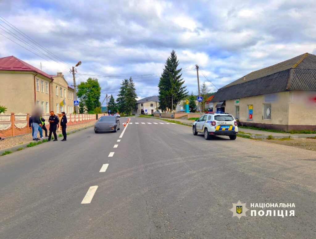 На Тлумаччині водійка "Мазди" збила 12-річного хлопчика, дитина в лікарні